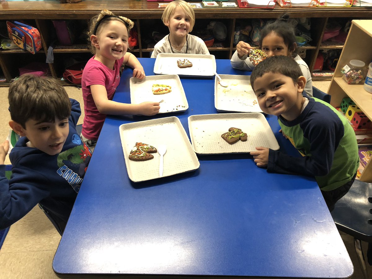 MsKallertEDU's tweet image. Since we wrote about ugly sweaters, it’s only right that we make them in cookie form too! #weecreate #weehavefun #weeeat 🎄❤️💚 @AnnaRudowsky @WeehawkenTSD