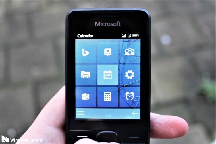 MadelenaMak's tweet photo. This is what a Windows #HandheldPC would look like if it were made in the 2010s. I’m nostalgic for my #OrangeSPV. ☺️

Uniform white icons and transparent backgrounds look much better than Start screen we have today.

#Windows10 #Metro #FluentDesignSystem
https://t.co/RYrjDo8tH4 https://t.co/ytpJTiUD1Z