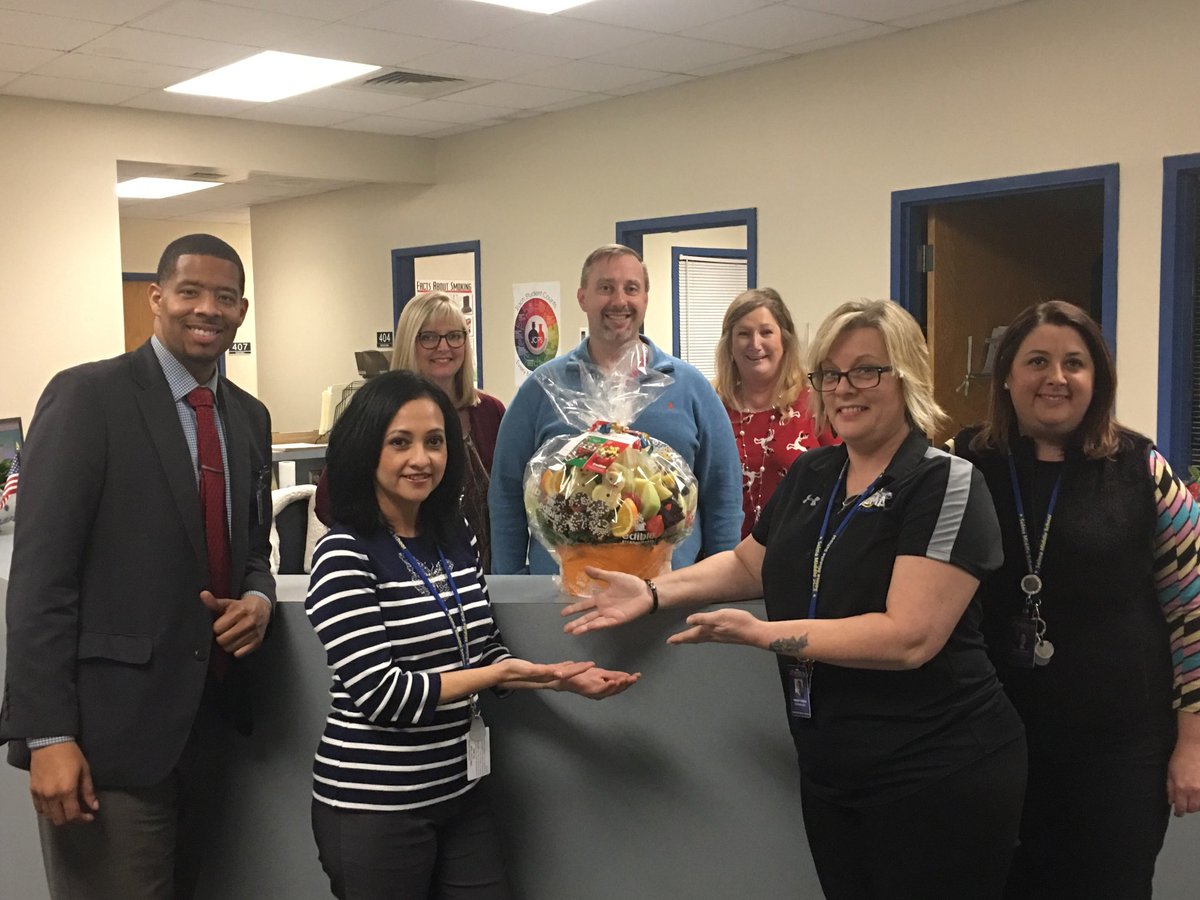 Selma_Middle's tweet photo. A huge "Thank You!!!" to the 5th grade team for this beautiful edible arrangement!
#Railblazers #Selma #SelmaMiddle #SelmaProud https://t.co/5GtB0AqbVS