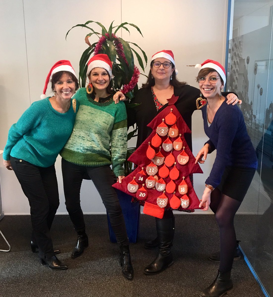 LeCalvezSand's tweet photo. #pullkitschdenoel et autres accessoires 🎄⛄️🎅🏼#AXAAtoutCoeur belles fêtes de fin d’année de la team Rh @flomichenaud_ps https://t.co/C2Y1bMU3h2