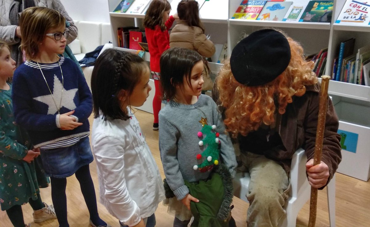 #NadalCultural
Que ben o pasaron hoxe na <a href="/bibliocarballo/">Bibliotecas de Carballo</a> os nenos e as nenas coa visita do Apalpador. E da cousas que lle pediron para enredar neste Nadal!!! Menuda idea tan boa que tivo Senda Nova por traelo!!
facebook.com/CulturaCarball…