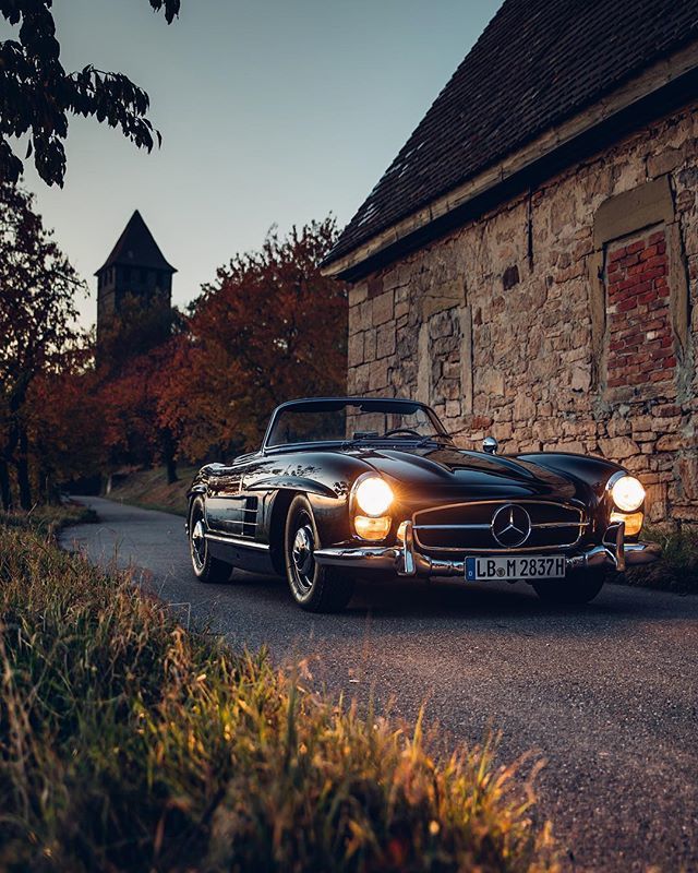 As night draws in. @mechatronik_official #mercedes #300slroadster ift.tt/2PRlKMh