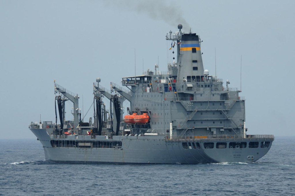 #USNavy fleet replenishment oiler, #USNSBigHorn (#TAO198) arrives at #NavalStationNorfolk, Dec. 17, after completing 10-month #5thFleet, #6thFleet deployment. defpost.com/u-s-navy-reple…