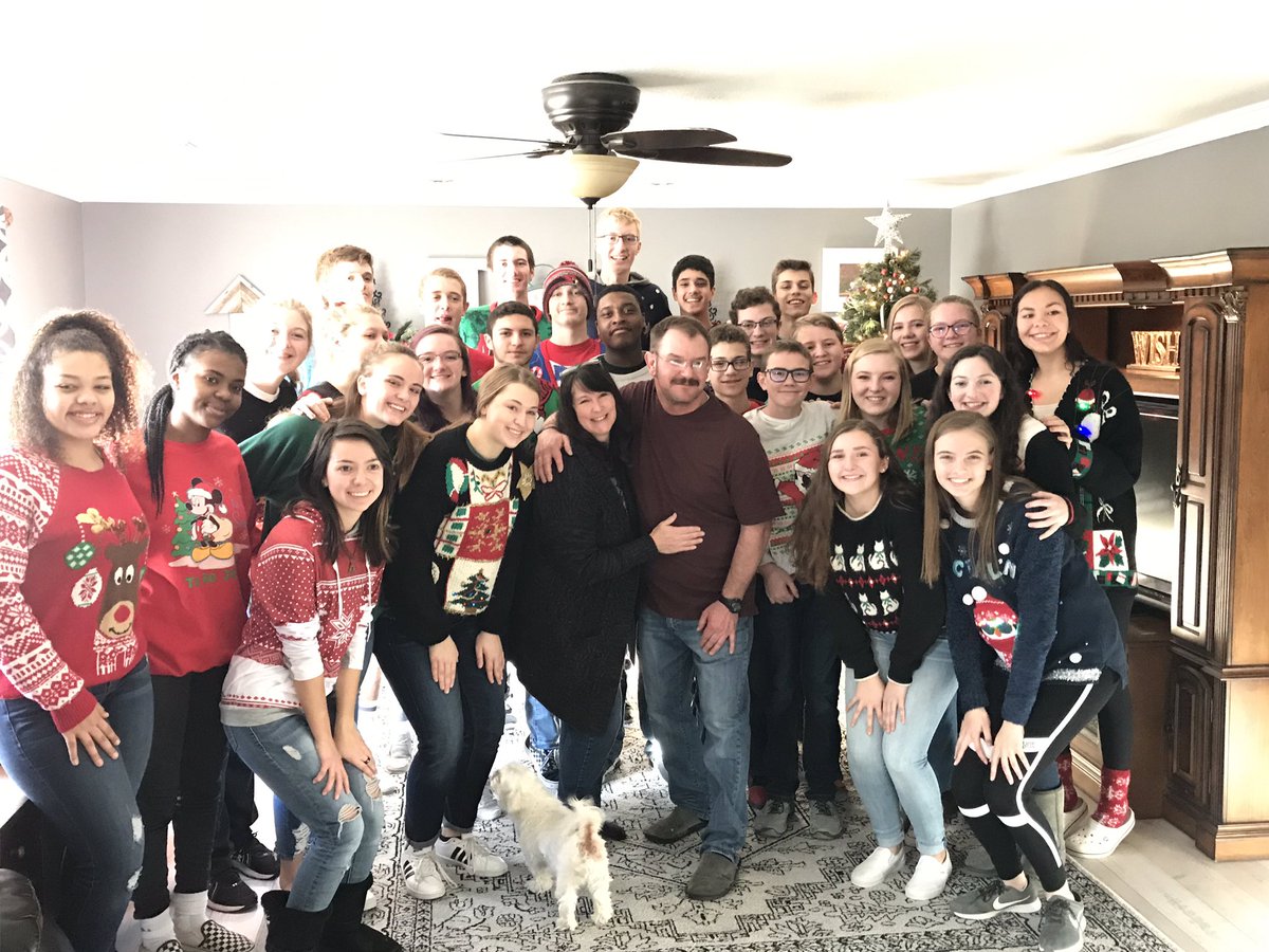ChadronHS's tweet image. What a morning for the Cardinal Singers! Thank you to the Chadron Rotary for providing lunch along the Chadron tour today! #communitycheer 🎄💫#GoCardsNation