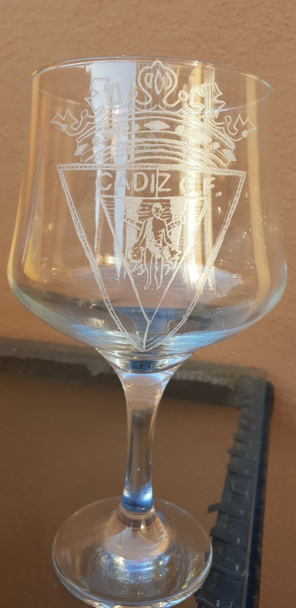 brindarconclase's tweet photo. Seguimos con los detalles para estas navidades 😍♥️😊Copa grabada artesanalmente con escudo del Cádiz F.C y caja decorada con colores del equipo..Ole😍♥️♥️Se hacen envíos a toda España. 
Brindar con clase 
Info 679482355 https://t.co/oq5xLlrBG6
