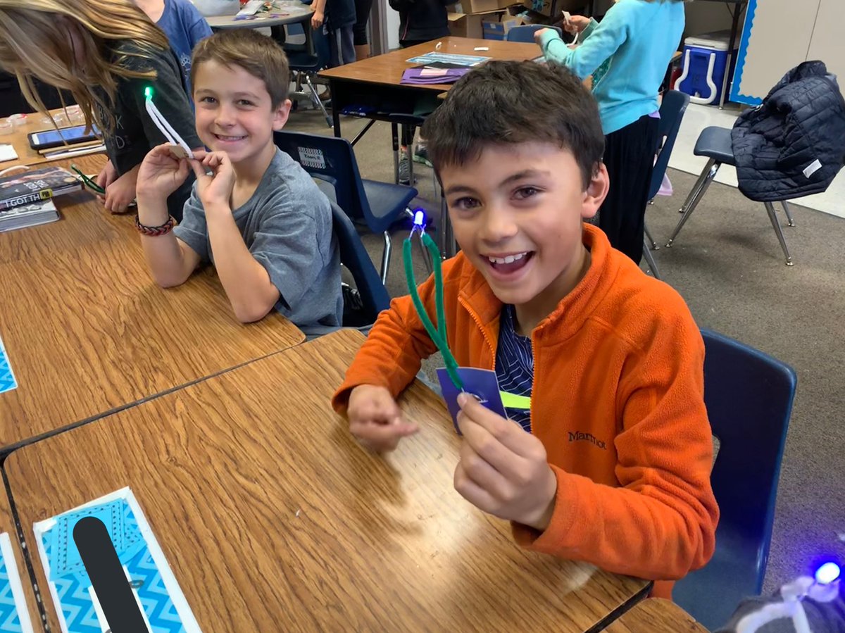 MrsKChia's tweet photo. 3rdGrSs @mrsrose_carlton make light up LED Ornaments! What a beautiful #STEAM holiday project!  #STEAMusd #CarltonUSD #usdLearns #LEDArt #CircuitFun #HolidaySTEAM @CarltonAvenue https://t.co/u832YHpn17