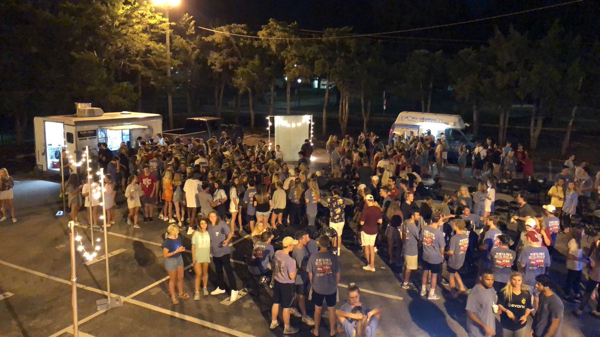 DUOklahoma's tweet image. What a great semester for OU DU!
- Signing the 2018 Pledge Class
- Food Trucks Philanthropy Event w/ @OUPiBetaPhi
- Dunks Unlimited Brotherhood Basketball Tournament
- Alumni Events
- Hosting @KStateDeltaU 
- University Sing w/ @OU_AXO 
And much more!