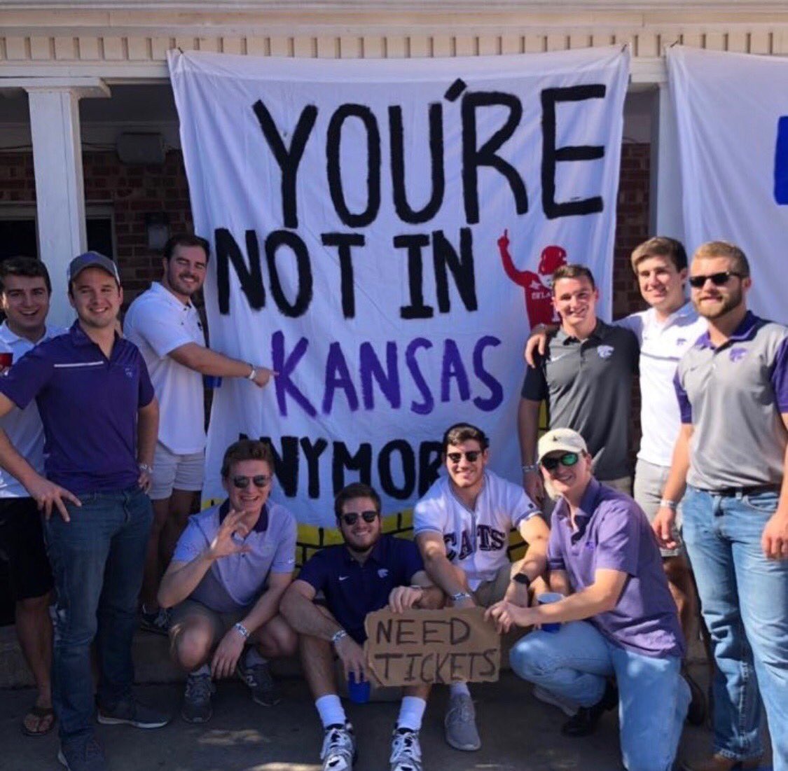 DUOklahoma's tweet image. What a great semester for OU DU!
- Signing the 2018 Pledge Class
- Food Trucks Philanthropy Event w/ @OUPiBetaPhi
- Dunks Unlimited Brotherhood Basketball Tournament
- Alumni Events
- Hosting @KStateDeltaU 
- University Sing w/ @OU_AXO 
And much more!