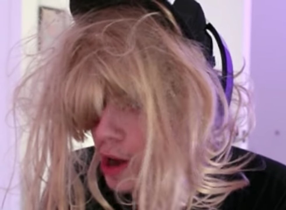 Como ser a loira do banheiro:

Errado//Certo