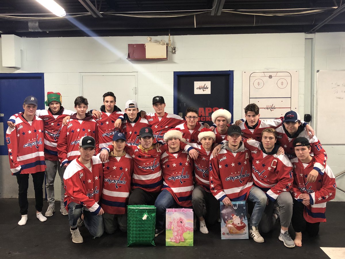 midgetcaps's tweet image. Proud of this bunch of boys for helping a local family make Christmas a little brighter by collecting food and gifts for an amazing hamper. #hockeygivesback #christmas #cppride