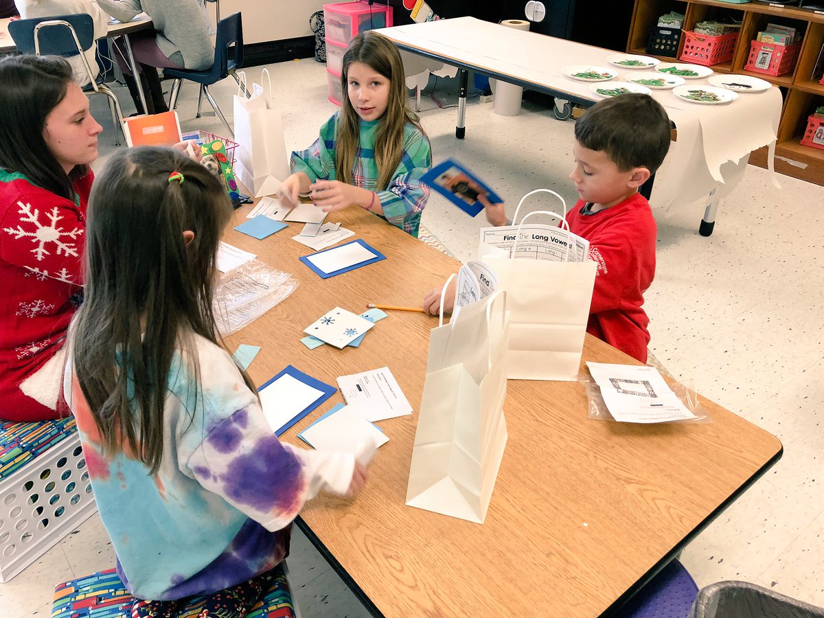 MissHart2nd's tweet photo. Craft Day 2018 was a success! 🎄 https://t.co/24q7k62R7U