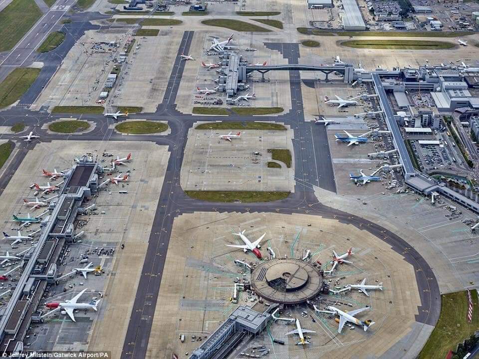 Official_WXUK's tweet photo. Got a few good aerial photos of #GatwickAirport #Gatwick today. They must be closed for the  Christmas holidays as there didn't seem so be much taking off or landing. Feel free to DM me to view my range ✈️
#GatwickDrones #drones https://t.co/8vrEFMFmkN