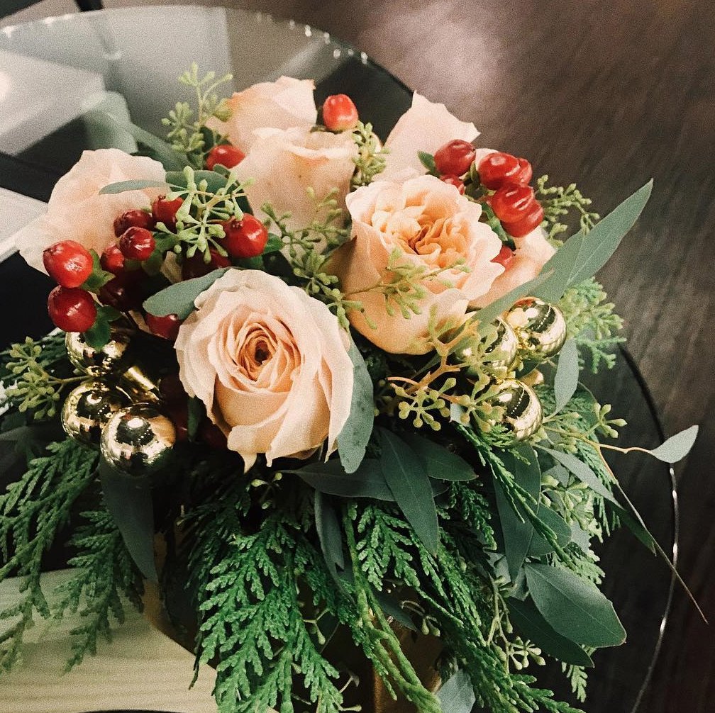 SolutionsBridal's tweet photo. We love Thursdays thanks to our friends at @LeeJamesDesigns ❤️✨🌹 Thank you for the gorgeous arrangements this week! #leejamesfloral https://t.co/7Efj0zMkch