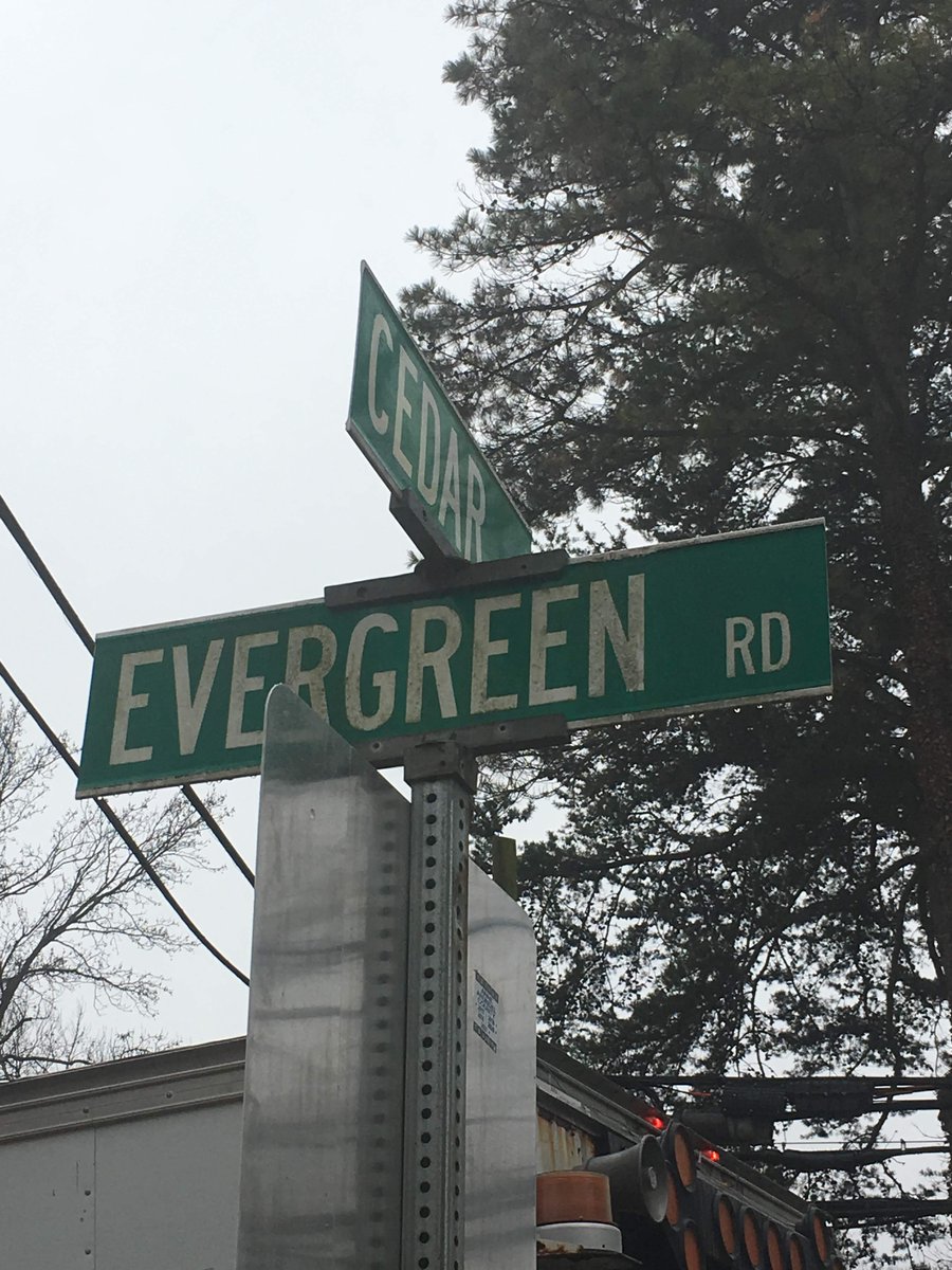 AACoDPW's tweet photo. Thank you & great job to the BOH Traffic Engineering Division for helping keep our residents safe by adding 2 flashing pedestrian crosswalk signs, installing islands & a new right turn lane at the intersection of Evergreen Rd & Cedar Ln in Severna Park! #BeAlertBeAware https://t.co/AaddJmFu6O
