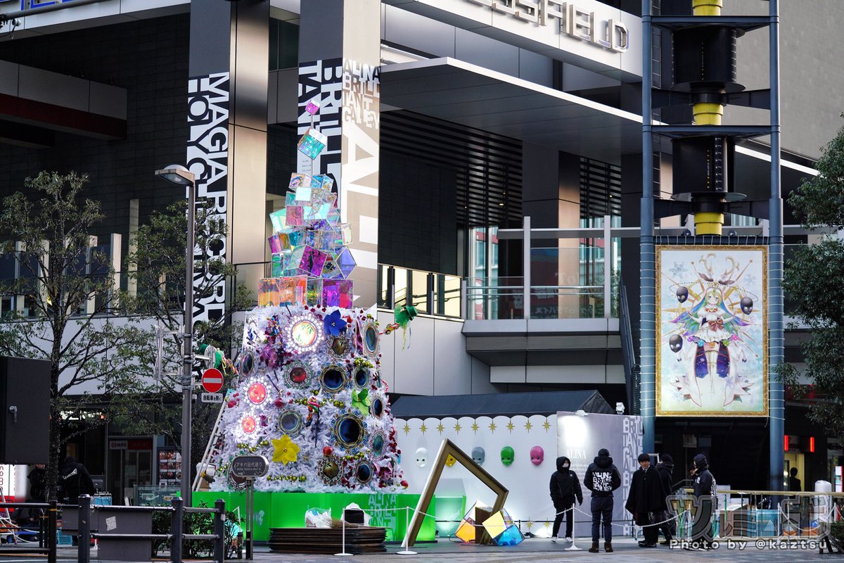 秋葉原UDXサボニウス広場にマギアレコードの巨大クリスマスツリー