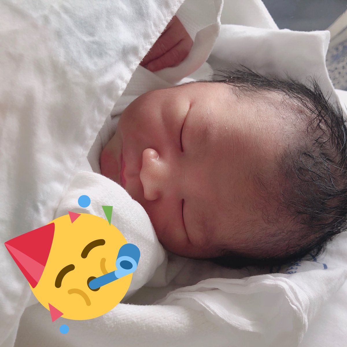 kntr77's tweet photo. 先���無事に２人目出産しました👶⭐️後陣痛おそるべし。でも娘が赤ちゃん可愛い💕と言ってくれてホッと😊これから家族4人頑張るゾ！じじぃは陣痛からサポートしてくれてこの日は神だった！彼曰く世界で2番目に可愛いとの事(暫定1位はひーちゃん) https://t.co/w5Nv1eCqDi