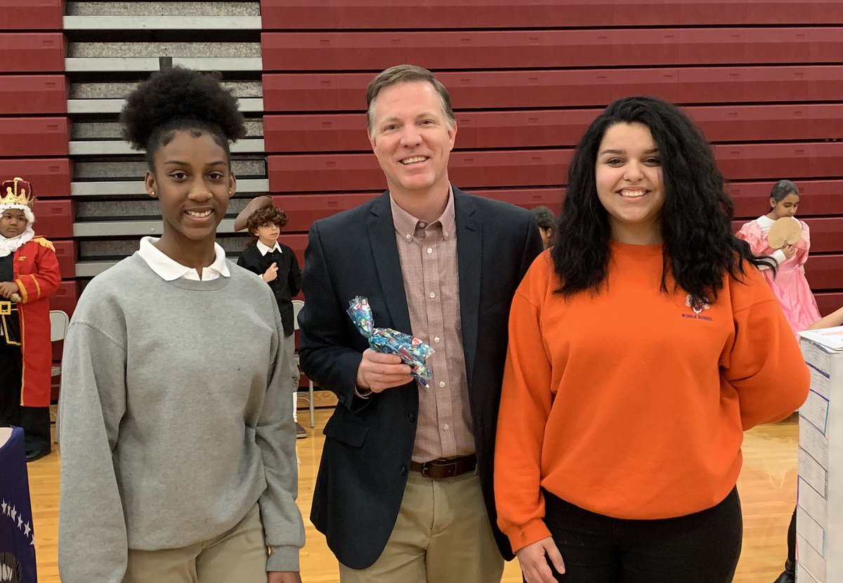 Thank you <a href="/RamseyMS_JCPS/">Ramsey Middle School</a> students for the #Christmas candy! It was great seeing you all and <a href="/RamseyPrincipal/">Katie LaDuke</a> at <a href="/FarmerDragons/">Farmer Elementary</a> today. Great way to build a lasting partnership between the schools and become positive role models for younger students! #WeAreJCPS