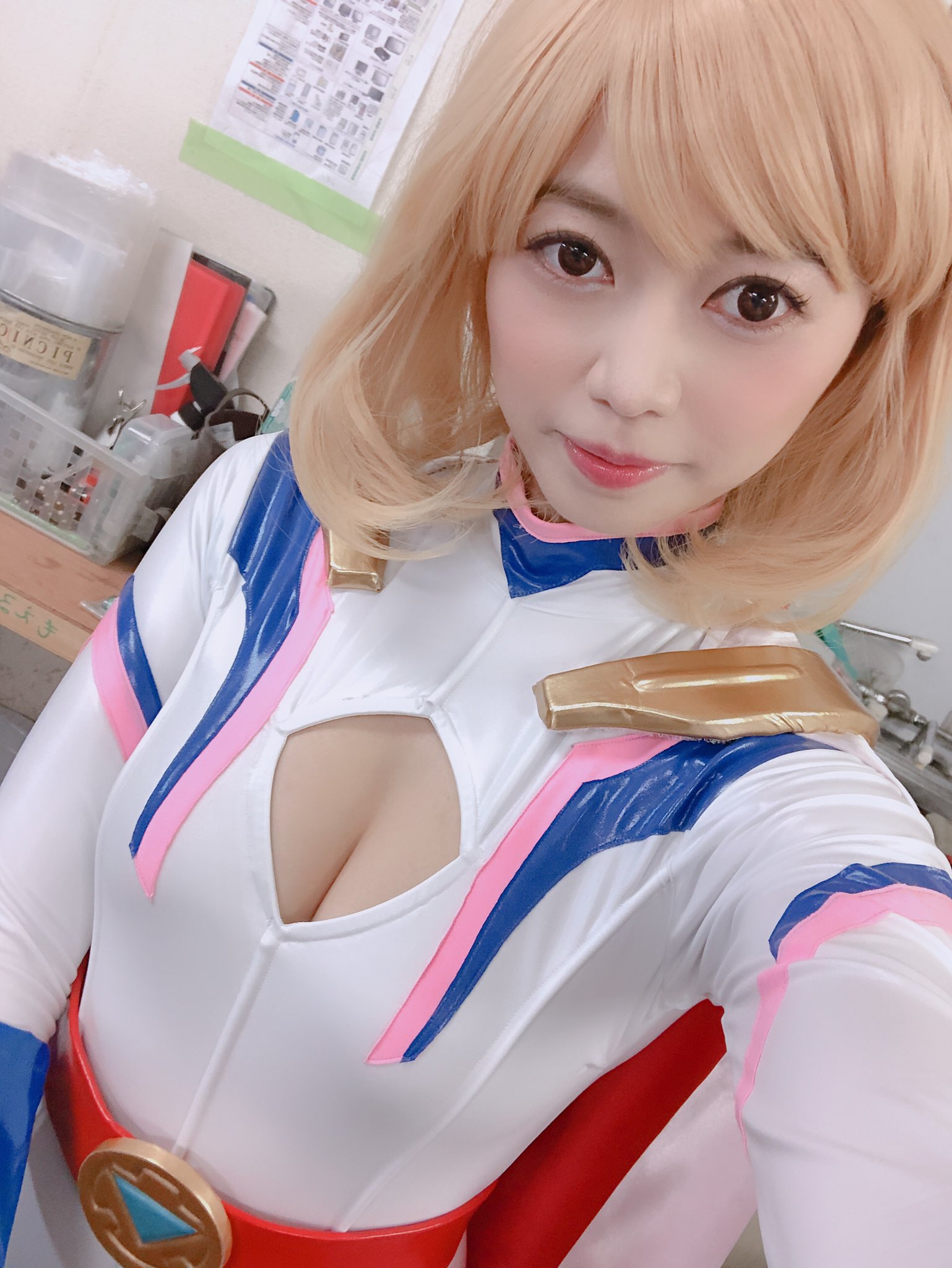 金色の瞳♡ 俺って世界で1番金髪が似合う男かもしれん . . . #AXXX1S