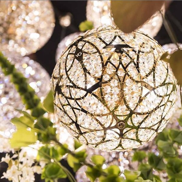 Arabesque Earth, #LED globe pendant #lamp with stainless steel structure, forged by expert Italian craftsmen and enriched by shiny #crystals applied manually one by one.

Discover more ▶️ vgnewtrend.it/en/lighting/pe…

#swarovski #madeinitaly #lightingdesign #luxury #lighting #design