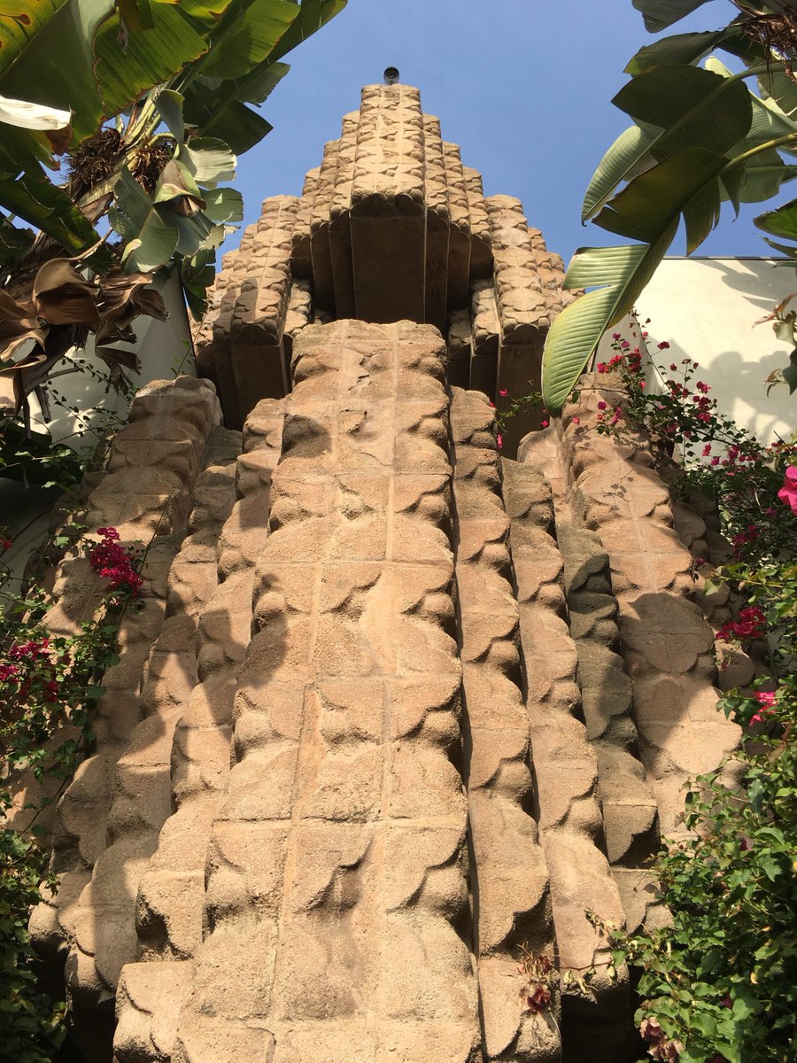 bleachedbrain's tweet image. Staycation time because the weather is lovely here. ☀️ Visited Lloyd Wright&apos;s Sowden House (Jaws) where the Black Dahlia was allegedly murdered and dismembered in a basement bathtub. Oooeeee!

#staycation #SowdenHouse #LloydWright #BlackDahlia #ghosts