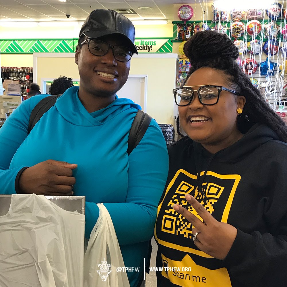 TPHFW's tweet photo. Last weekend the Potter's House of Fort Worth went out into the city to buy groceries, prese...
#ANOINTEDBYDESIGN #WeAreThePottersHouseOfFtWorth #tphfw #TransformativeGifts #AGiftForThisTime #FortWorthLeads #thepottershouse #thepottershouseoffortworth #TransformativeAttitudes #B2 https://t.co/POivpu4pYC