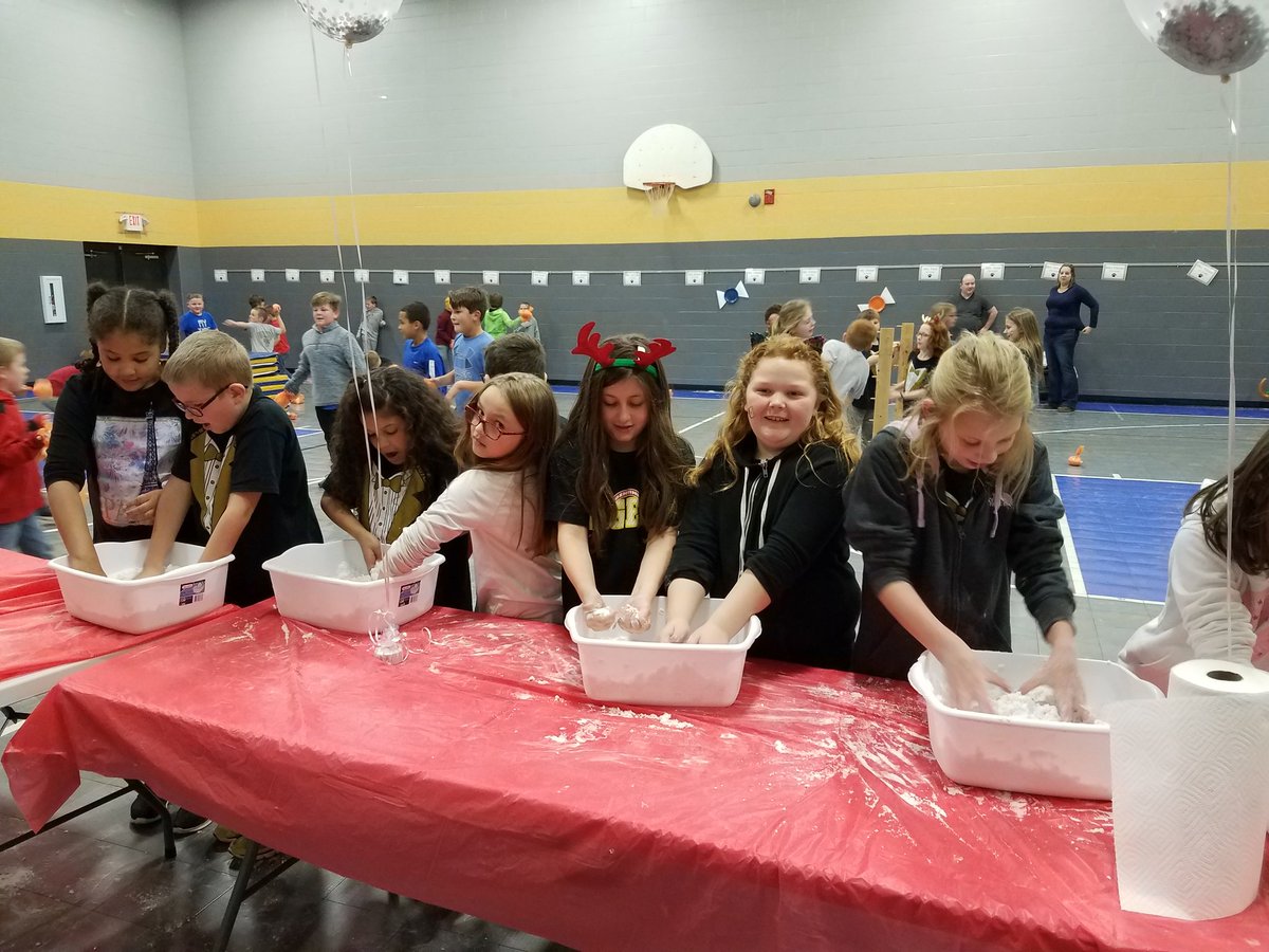 MrsMaryBH's tweet photo. From holiday tattoos to snow ball fights & so much more, Parkview PTA throws a great party! Thank you! The kids had a blast! #pkvproud #SSD200 #team4th #winterparty #lovepta https://t.co/Jtc8hEHpSv
