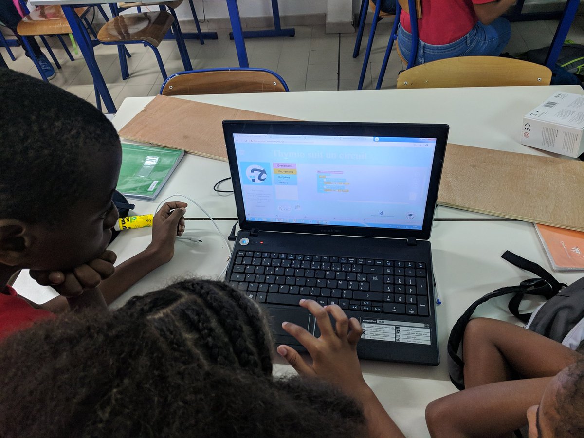 daventura972's tweet photo. #Cm2CodeAuCollege @ray_college @DaneMartinique Acte 2 du projet @cardie972 Les élèves du CM2 Couronne Lourel @acmartinique se préparent à relever tous les défis à venir avec @ThymioII sous @blockly4thymio https://t.co/mYfMnibyWG