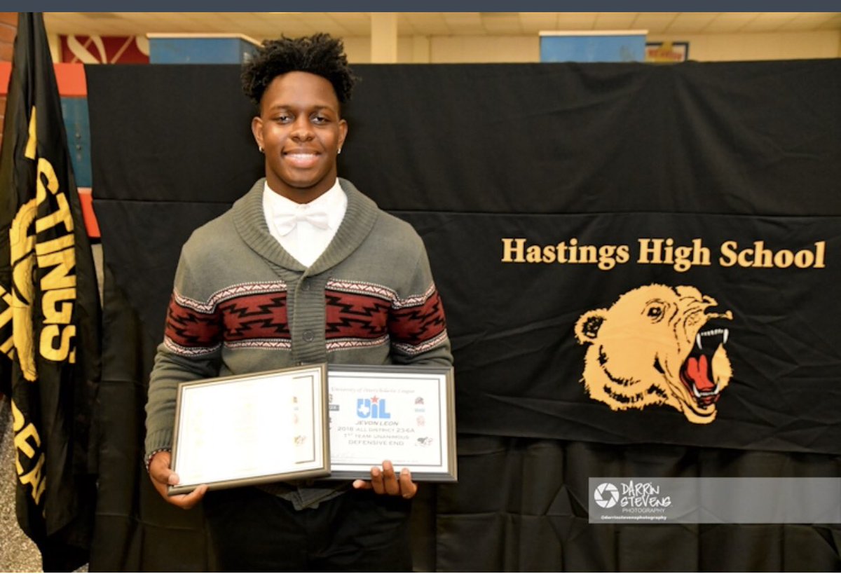 Jaydaawg01's tweet photo. Yesterday was my last high school banquet.....We accomplished a lot in the past few years and i have accomplished a lot I’m always be fighting bear 🐻✅   LOVE YA  ✊🏾💛 and I appreciated it https://t.co/QdRVe2LK05