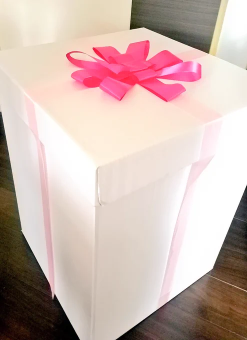 み…みて…👀朝からすんごいおっきいプレゼント箱届いたと思ったら…担当さんがお祝いにバルーンフラワーを作ってくださいました😭🎈!全作品載ってる!すごい～!ありがとうございます担当さん👏😢✨ 