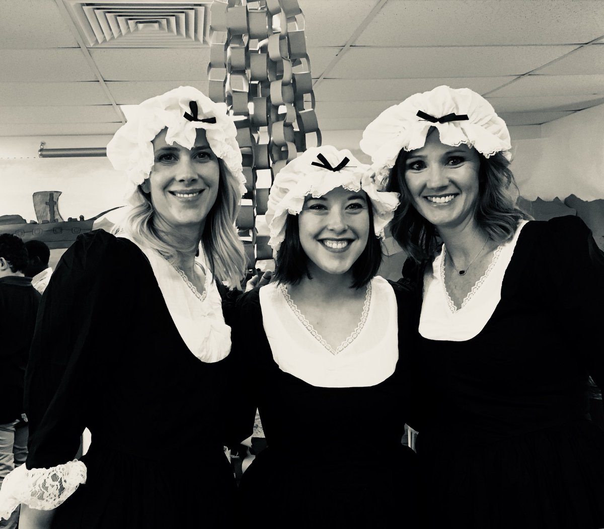Principal_Myers's tweet photo. Our 5th graders did an excellent job presenting during the Colonial Day celebration! 💛🐅 #GoTigers #ATripBackInTime @TamaraT00780800 @ABQschools @chris_zone4 @APSLZ4 https://t.co/Q45RqZNIKN