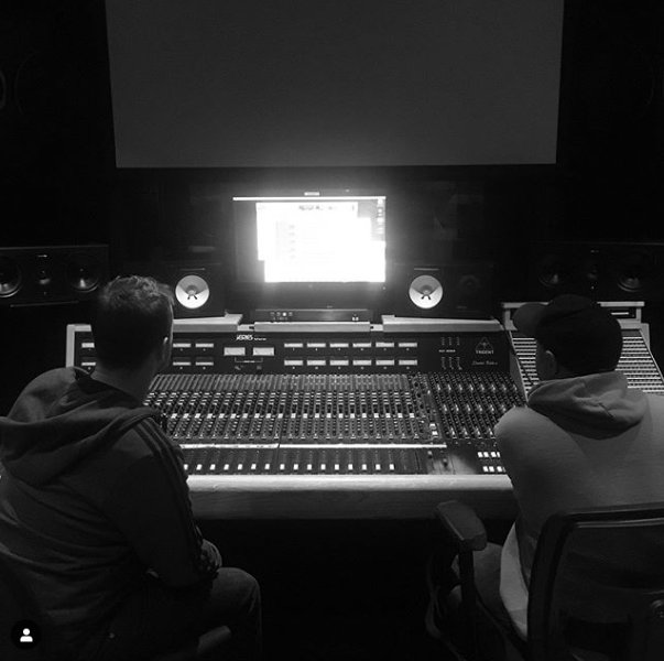 nicklenelly's tweet image. puttin the finishing touches on the album with @BMcC_NGE of @NiceGuyEnt a few weeks ago. you'll be able to hear the final product around midnight #wtrs