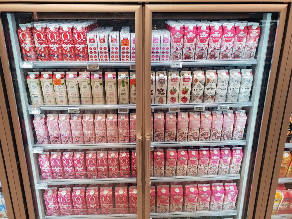 Vi kjøper 26 millioner melkekartonger i jula, og 3 millioner flere fløtekartonger. Med totalt 60 000 tonn emballasje i norske hjem i jula, er det viktig at gode sorteringsrutiner ikke forsvinner i all julepynten.  mynewsdesk.com/no/grontpunkt/…