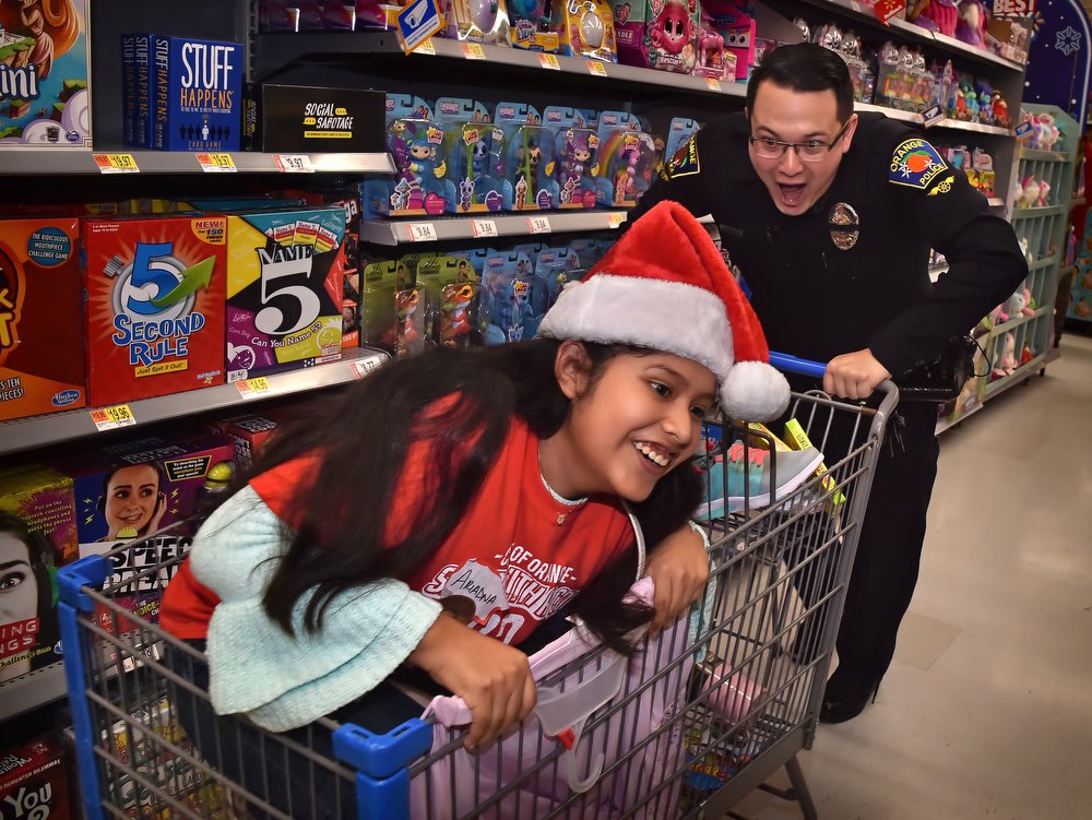 BTBadgeNews's tweet photo. The @CityOfOrangePD hosts #Christmas #shopping spree for underprivileged children 🎁 https://t.co/viAyx4xDBa #Orange #OrangePD #OPD #OrangePoliceDept #police #officer #lawenforcement #community https://t.co/GOqm8QmD7o
