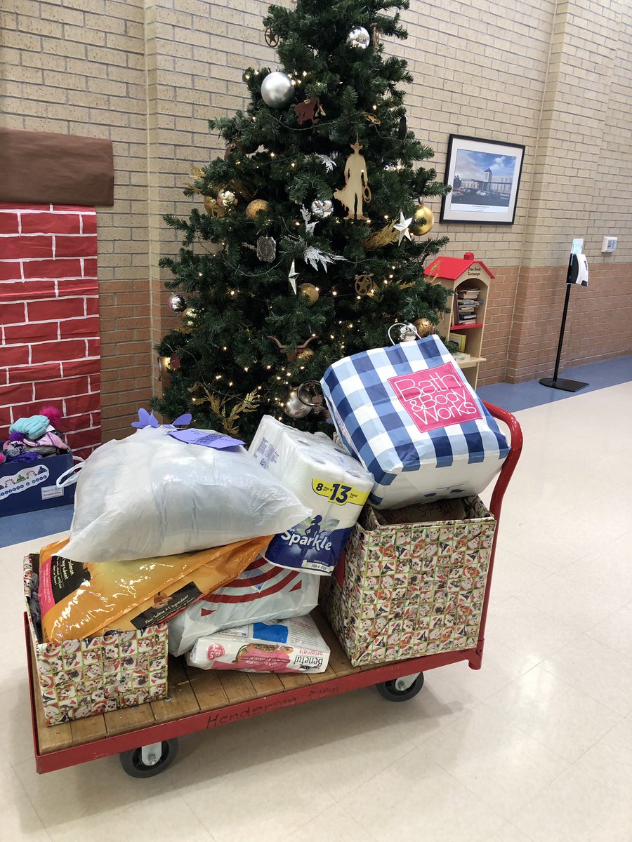 deannpenadeann's tweet photo. Henderson 5th graders showing their ❤️ for SAPA! Thank you for your needed donations! 🐶@NISDHenderson #ThisIsNorthisde https://t.co/hUvI91XUb0