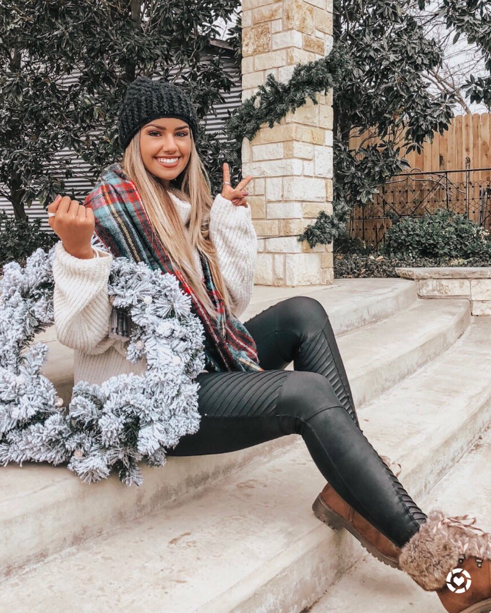 Usher_Savvy's tweet photo. I can’t be-wreath we are only 6 days away from Christmas!🎄(sorry guys I know that pun was a fail but it’s all I got!😝)What are you most excited about this Christmas?!♥️ •
•
•
Follow me on the FREE https://t.co/04REg1CsrX app (@savannah.usher) https://t.co/5MqUBsIoPF