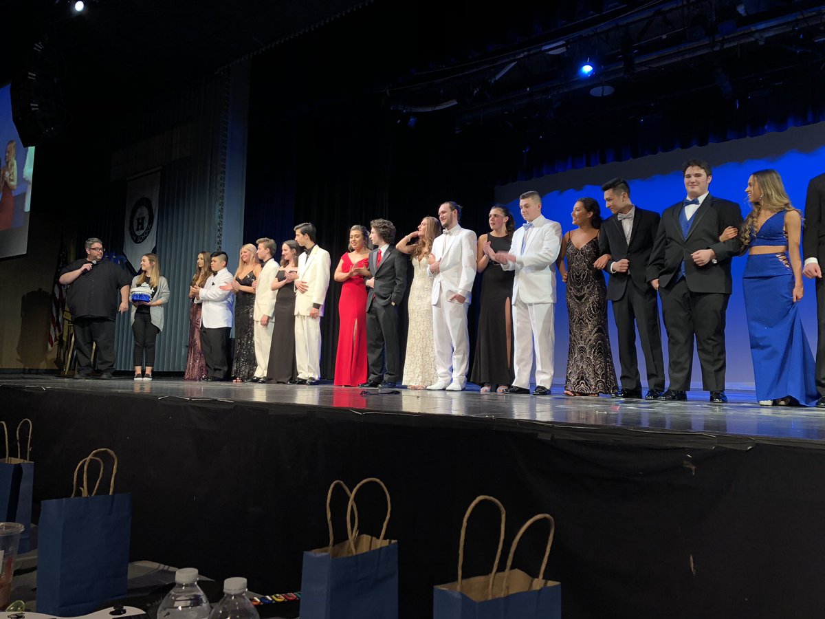 evarrial's tweet photo. Que excelente grupo y que bonito evento! #classof2019 #MrHHS https://t.co/cmuOgoVyDc