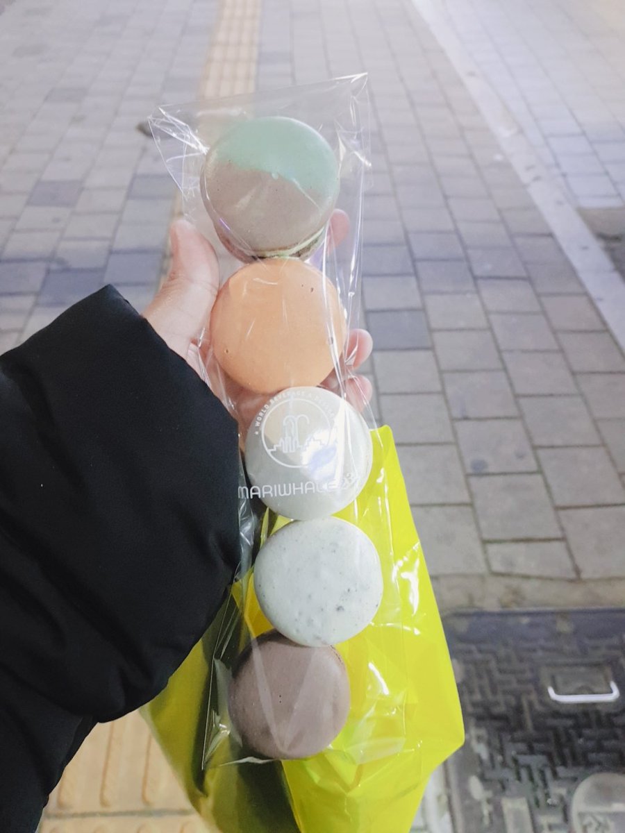 밤에 마카롱을 사먹었는데..너무 맛있어서 다 쓸어오고싶었다..