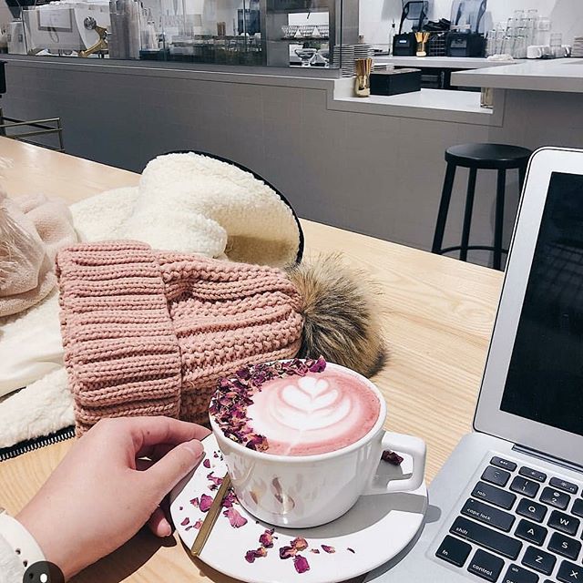 Think pink,  or drink pink? Whatever it is, @alyssazeet_ is perfectly cozy and color coordinated! #chicagogrammers #santagrammers #thursdaytherapy bit.ly/2BCtD38