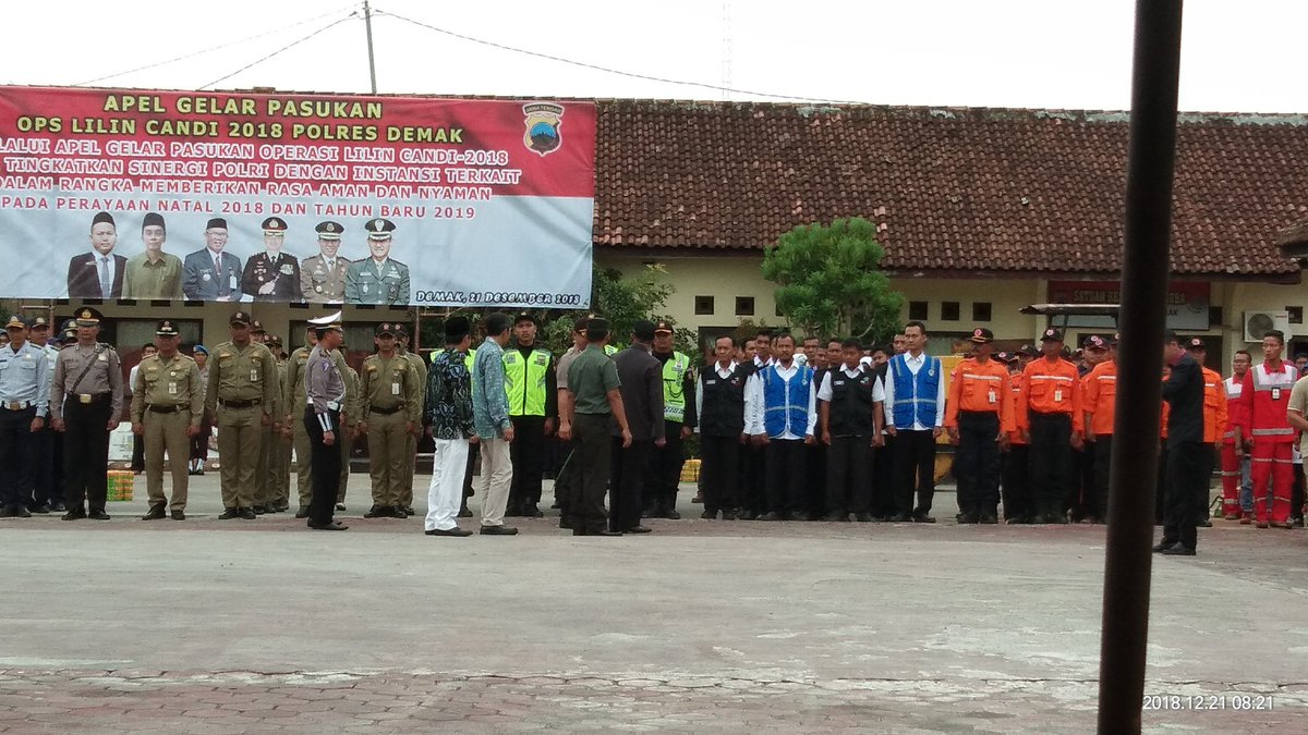 Dalam rangka menciptakan demak yg aman dan kondusif POLRES DEMAK memusnahkan ribuan botol miras berbagai macam merk dan kemasan ..
Miras adalah awal dari segala perbuatan yg mengarah kejelekan itu sepengel sambutan dari kapolres