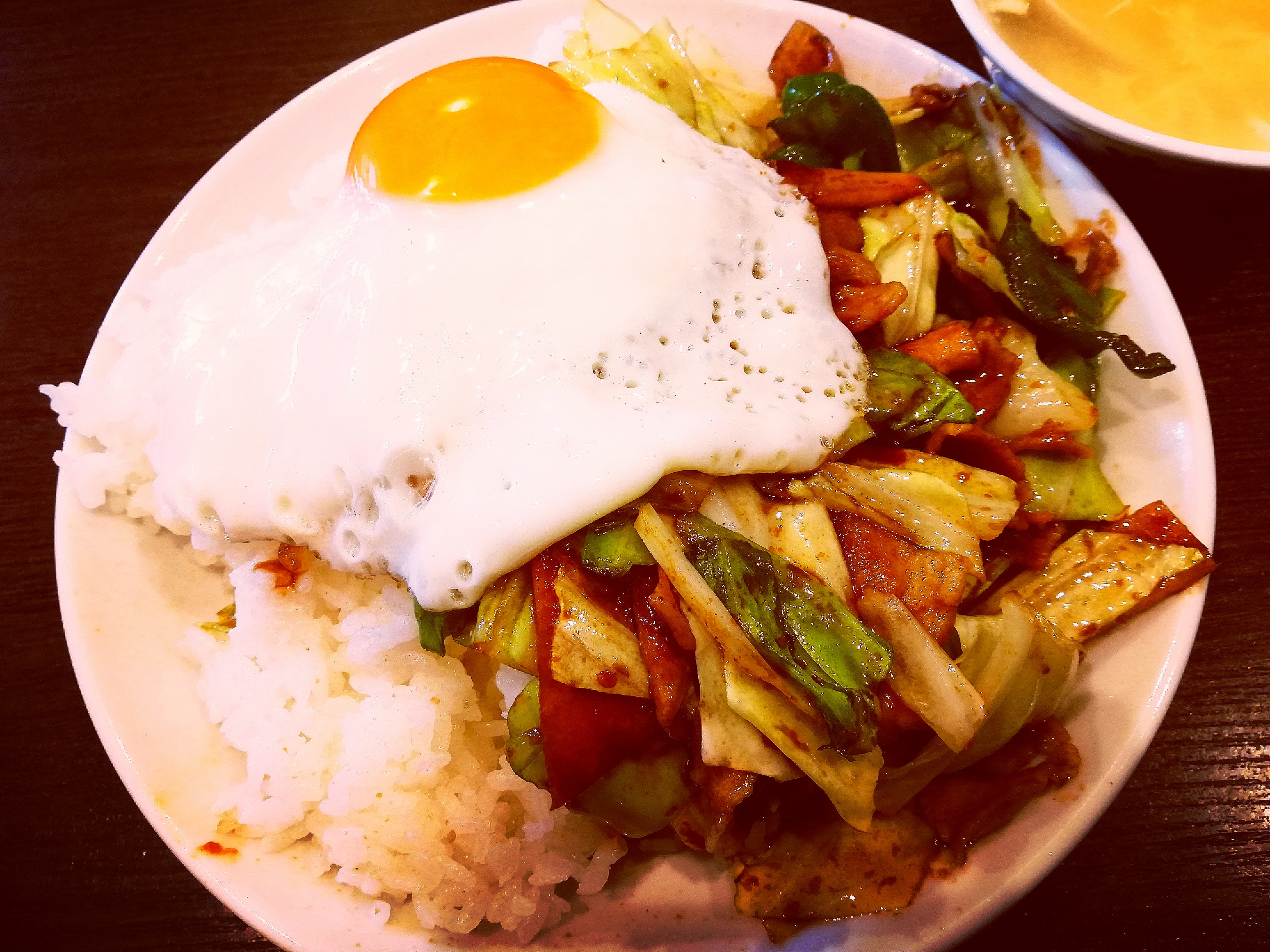 Yukikazu Zu ランチ ホンコン飯 大盛 込850円 市ヶ谷 北海 にて 今日は 市ヶ谷 でランチ 中華料理 屋に入ってみました このホンコン飯大盛り無料なので頼んでみたらデカッ 辛味噌で ホイコーロー 目玉焼の定食 女の子は完食無理かな