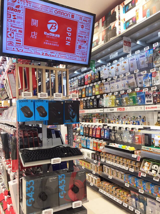 ビックカメラ ビックカメラ セレクト京都四条河原町店 2fに続く階段です 2fは ゲーム オーディオ カメラ 理美容家電 掃除機 炊飯器 時計 スーツケース 旅行用品 モバイルバッテリーなどを取り扱っています ビックカメラ ビックカメラ セレクト京都四条河原町店 2fに続く階段です 2fは ゲーム オーディオ カメラ 理美容家電 掃除機 炊飯器 時計 スーツケース 旅行用品 モバイルバッテリーなどを取り扱っています