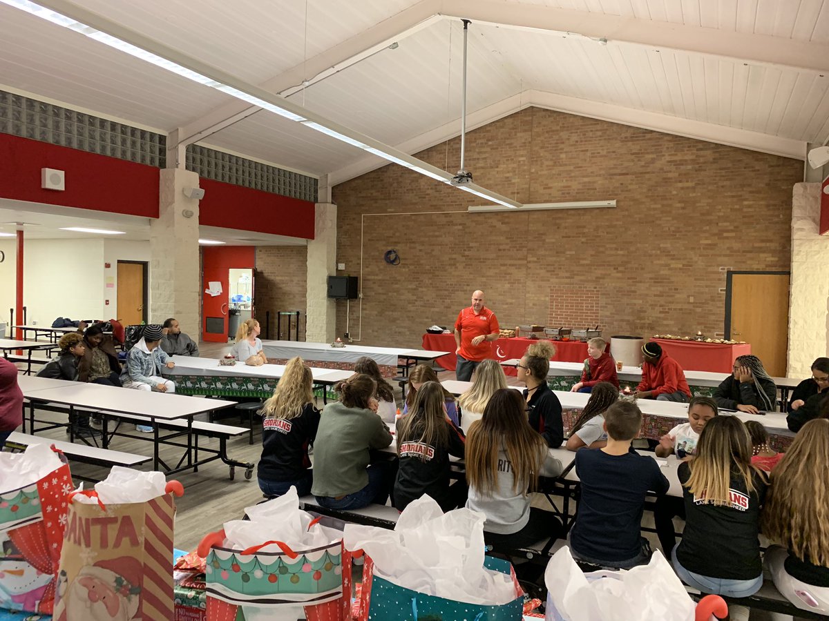 TiJeMorris's tweet photo. Tonight we had the honor of co-hosting a holiday dinner for Lake Shore! I thank my staff that volunteered and all those that had a hand it making this happen! Being part of this community is truly a privilege! #mylsps #shoriannation #chartwellsk12 #agreatteam https://t.co/1Q87iLM2bi