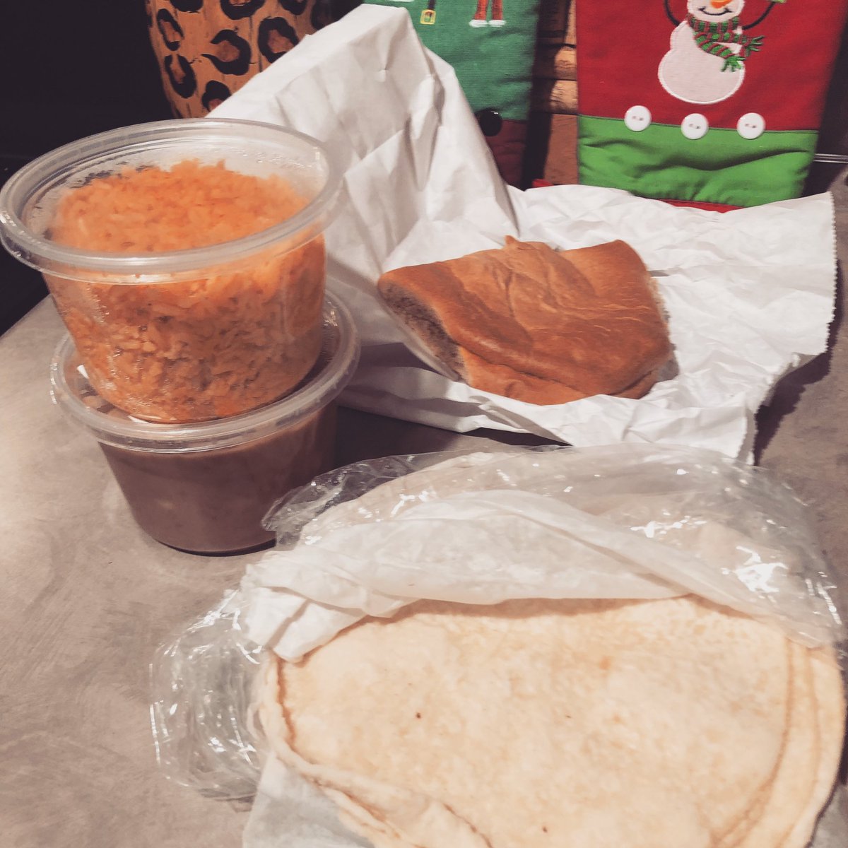 Does your dad even know what your favorite empanada filling is?! Mine does!! 🙋🏻‍♂️ Nothing says “Best Dad Ever” than being surprised with the best rice, beans, fresh STILL WARM tortillas & your favorite pan dulce. ❤️🎄🙏🏼  #gratefuldaughter #familia #empanadasdecalabaza #bestdadever