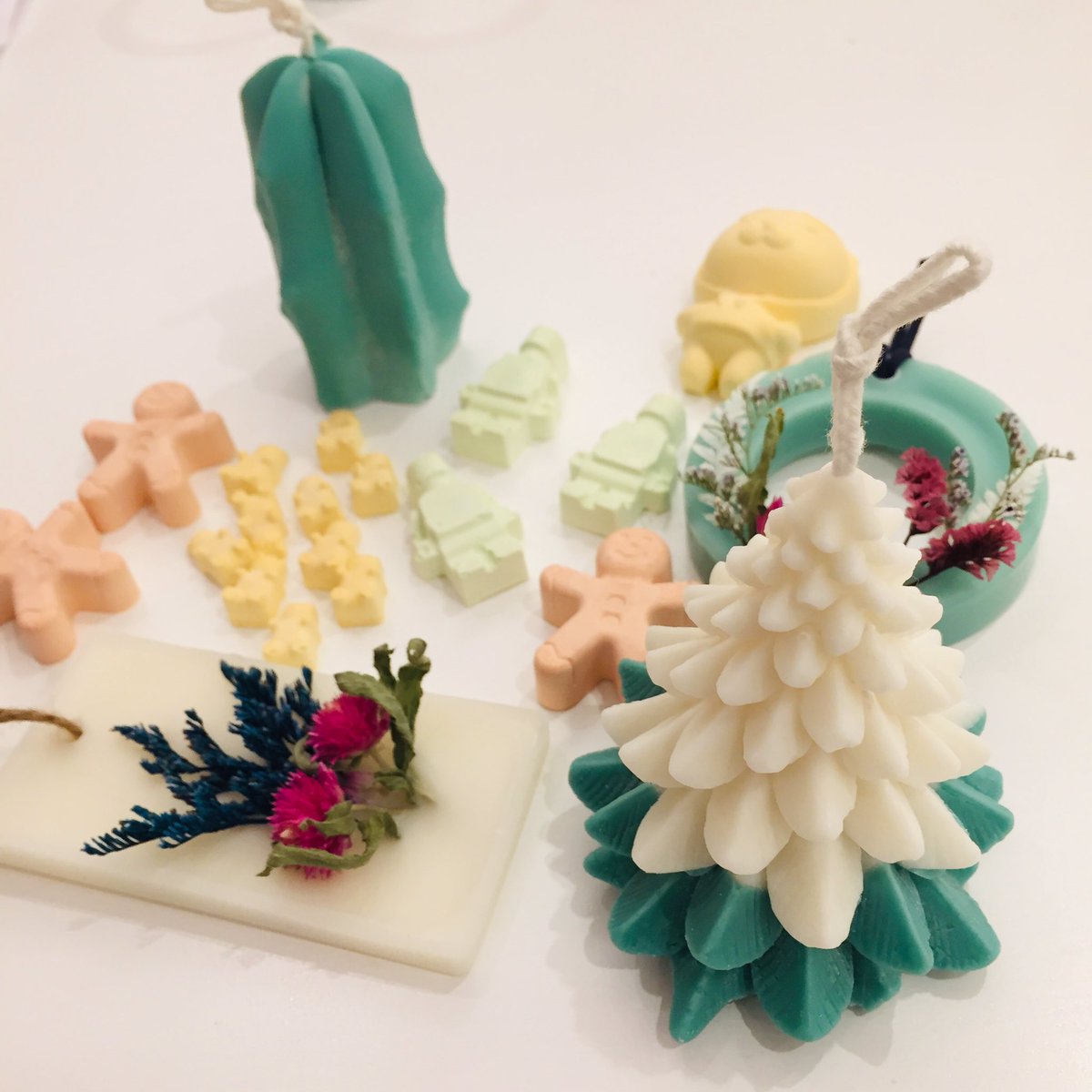 홍대 캔들공방 니엔나 아틀리에(@niennaatelier)에서 캔들과 석고•왁스타블렛 원데이클래스를 받았습니다~ 향과 기본사항에 대해서도 친절하게 설명해주시고 중간에 계량 실수한 것도 능숙하게 무마해주셨어요! 다녀온지 며칠 됐는데 이제서야 글 올리네요😂😂 멋진 수업 감사합니다!💕✨