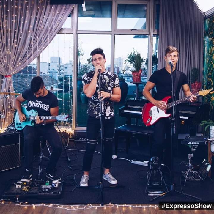 Wie het vanoggend vir <a href="/TussenSterre/">TussenSterre</a> en hul #SwishFace gesien op <a href="/expressoshow/">Expresso Show</a>? Eerste toer in die Kaap, eerste keer op Expresso! Hulle het nog 1 lied oor, skakel in!