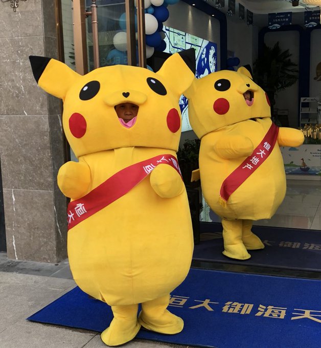 着ぐるみの中のおばあちゃんと目が合う中国のピカチュウ 笑