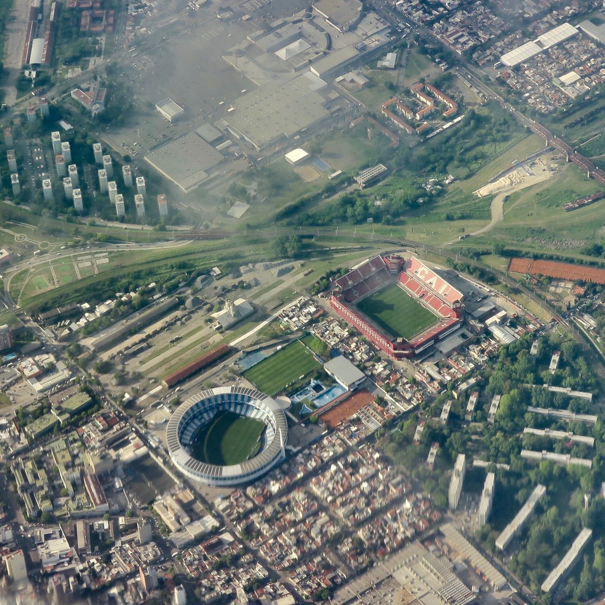 DannyLast's tweet image. Ever taken a photo of a stadium from your seat on an aeroplane? Let’s see ‘em if you have:
