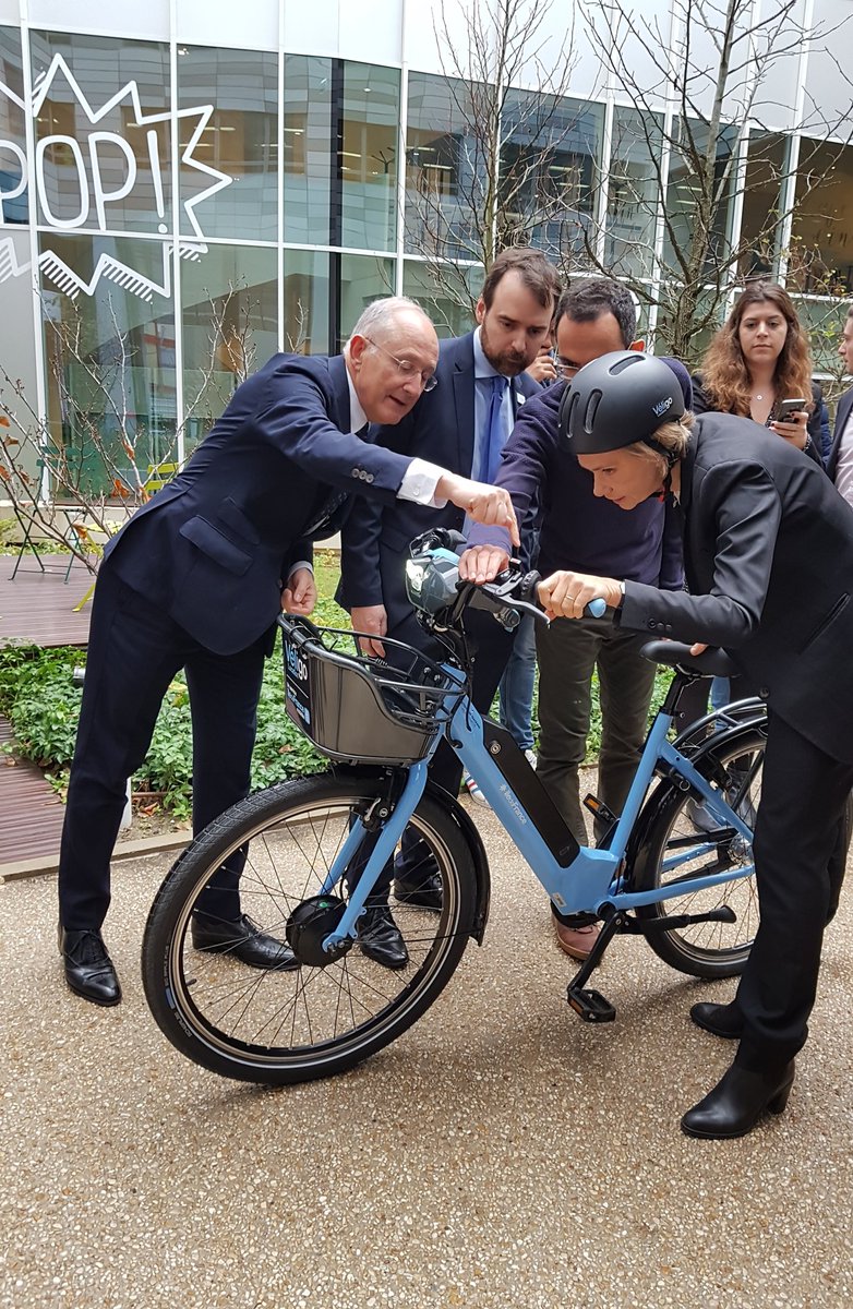 1er essai du #VAE Véligo par Valérie Pécresse, la Présidente de Région <a href="/iledefrance/">Région Île-de-France</a> avec l'assitance du Président Wahl Président <a href="/GroupeLaPoste/">La Poste Groupe</a> 😁 <a href="/Fluow_vl/">Fluow</a> <a href="/IDFmobilites/">IDF Mobilités</a>