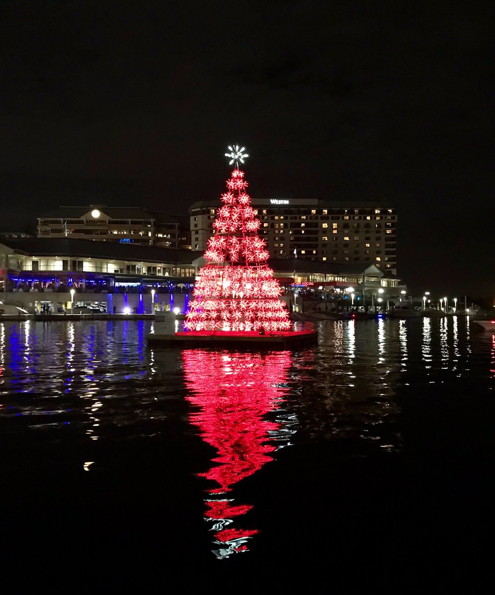 TweakYourSpace's tweet image. Christmas lights by boat!