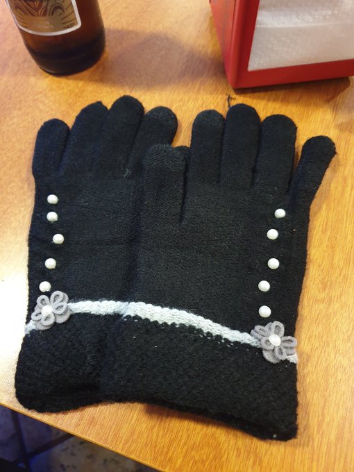 Que Bonita la China de mi barrio que  me ha regalado los guantes... https://t.co/U5Tbb9MfoD